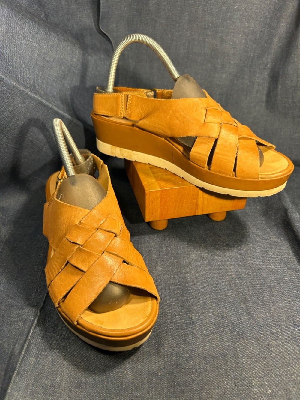 Earth almost NEW leather small platform sandals